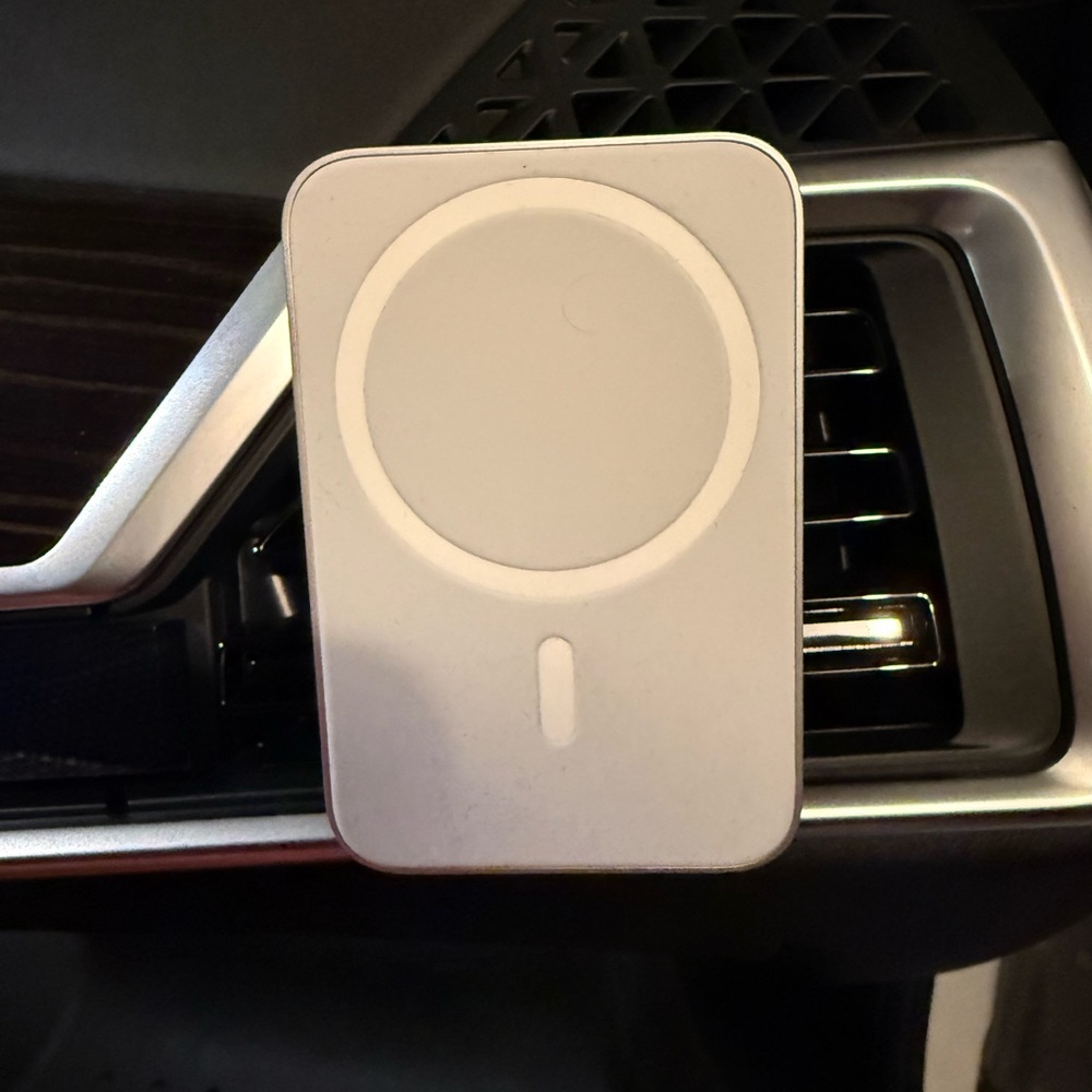 Belkin White Magnetic Car Phone Mount